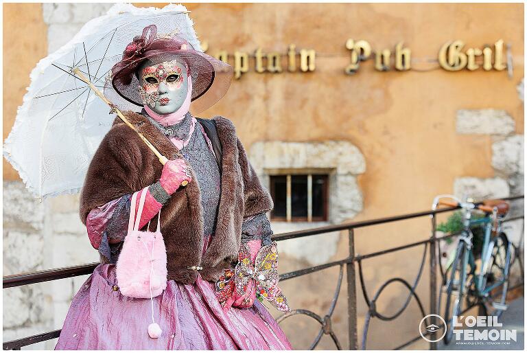 Femme costume Carnaval vénitien d’Annecy 